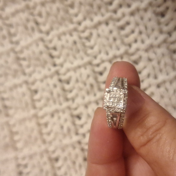 BEAUTIFUL 10K WHITE GOLD SQUARE DIAMOND CLUSTER ENGAGEMENT RING - Picture 11 of 15